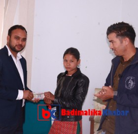 बिपन्न छात्रालाइ छात्रबृत्ति रकम सहयोग