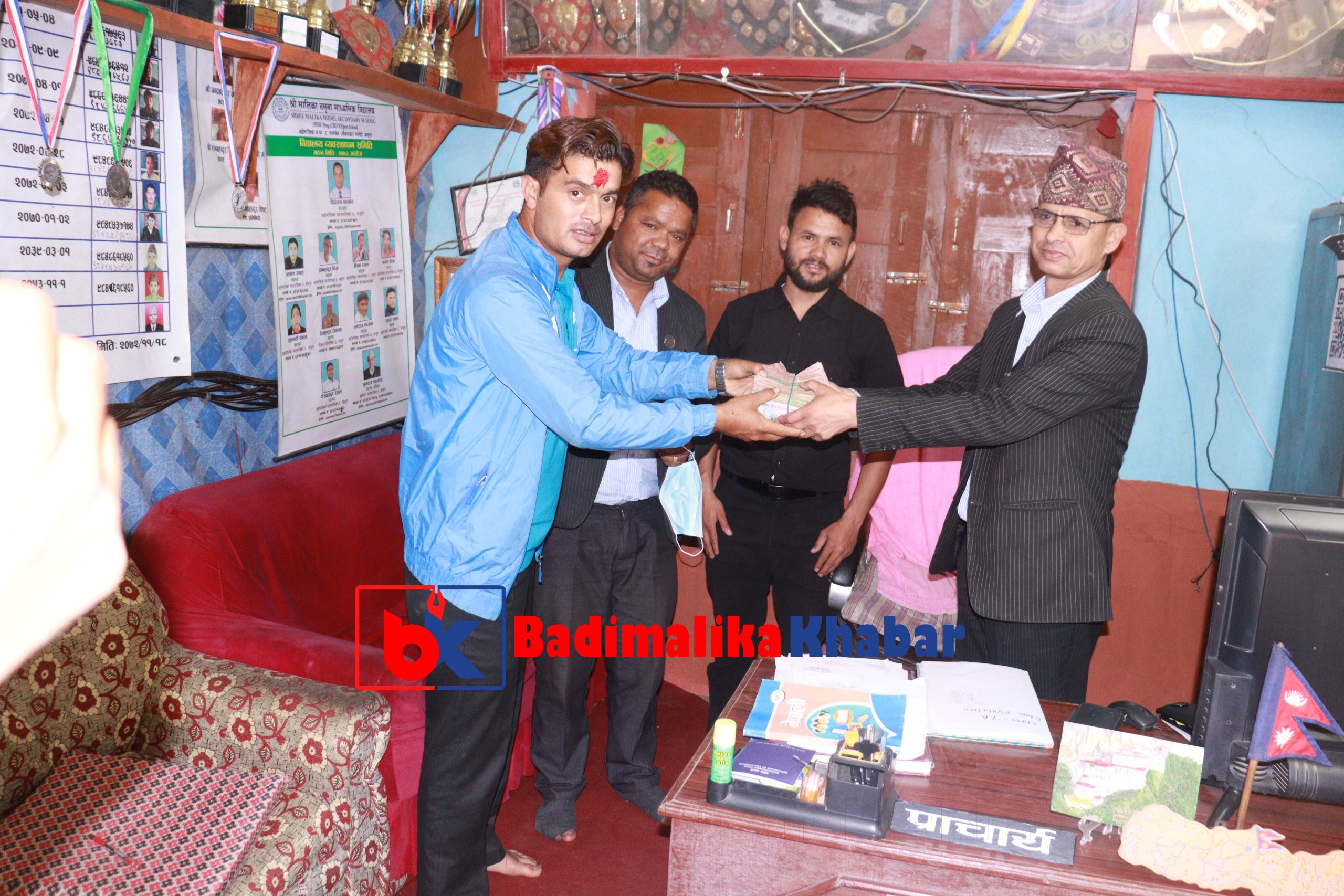 मालिका माबिका बिद्यार्थीले खाजाको पैसा कटाएर मिनाको उपचारमा सहयोग