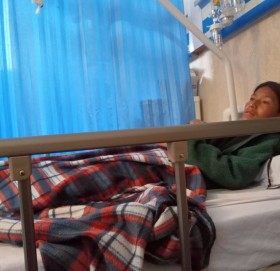 मुटुको उपचार गर्न नसकेकी मिनाको काठमाडौमा उपचार हुदै