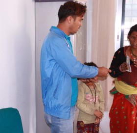 बिपन्न परिवारलाई आर्थिक सहयोग