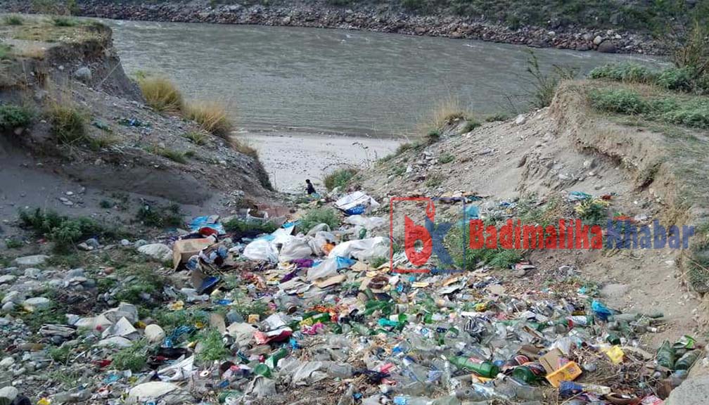 दुषित बन्दै कर्णाली नदि, किनारमा सिसैसिसा