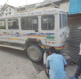 जिपले मोटरसाईकललाई ठक्कर दिदा पुर्ण रुपमा क्षेति