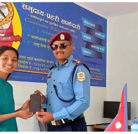 जिल्ला प्रहरी कार्यालय बाजुरा द्धारा ,हराएको मोबाइल हस्तान्तरण