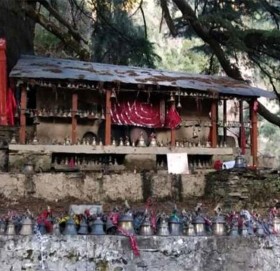 अनौठो मन्दिर : जहाँ भगवान हेर्न वर्जित छ, आँखामा पट्टी बाँधेर पूजा गरिन्छ