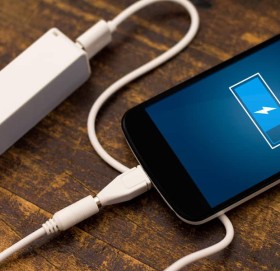 फोन निकै सुस्त चार्जिङ भैरहेको छ ? यसरी बढाउन सकिन्छ तिब्रता