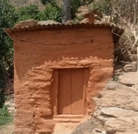 डोटीमा छाउगोठ भत्किए तर बाख्रा खोरमा पोखिन्छ पीडा