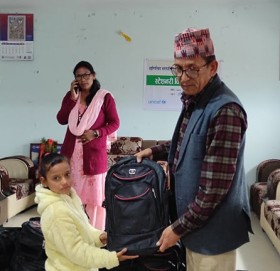 २८ जना अनाथ तथा टुहुरा बालबालिकालाई शैक्षिक साम्रगी बितरण