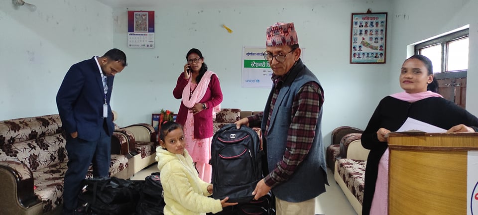 २८ जना अनाथ तथा टुहुरा बालबालिकालाई शैक्षिक साम्रगी बितरण