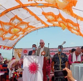 कैलालीमा ओलीको चुनावीसभामा ‘माइक’ले धोका दियो, सर्प आएर हैरान