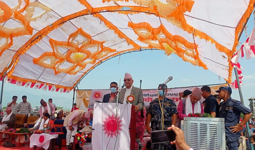 कैलालीमा ओलीको चुनावीसभामा ‘माइक’ले धोका दियो, सर्प आएर हैरान