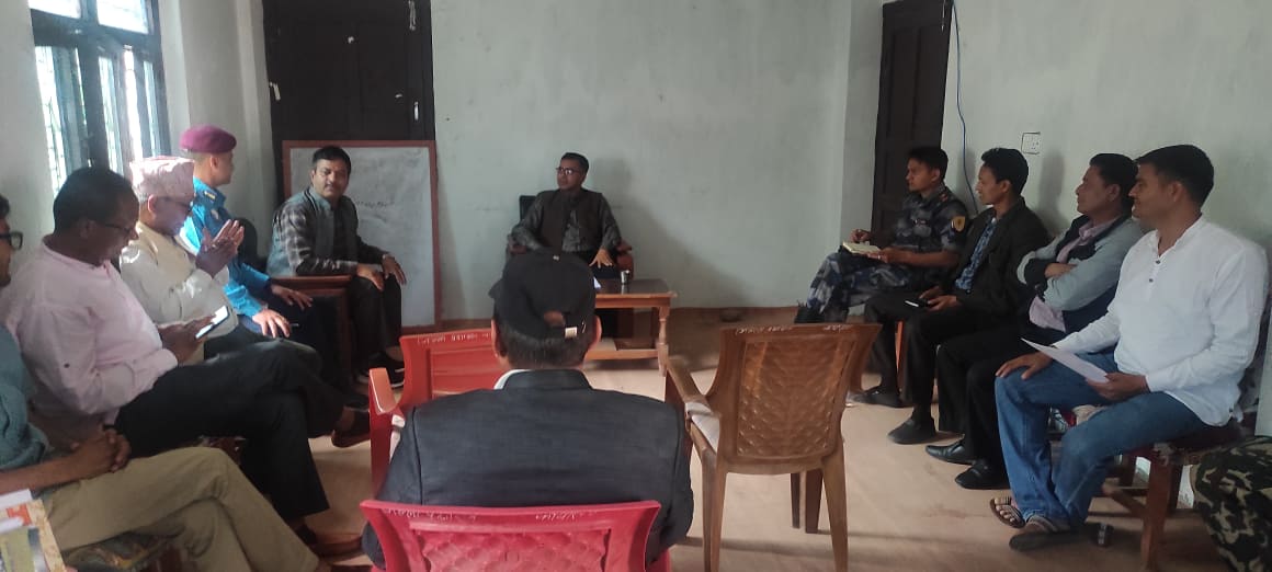 बाजुराका बजार क्षेत्रमा लगाएका राजनितीक दलका तोरण तत्काल हटाउन मुख्य निर्बाचन अधिकृतको अनुरोध