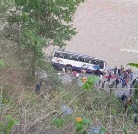धनगढीबाट अछाम  आउँदै गरेको बस सेती नदी किनारमा खस्यो