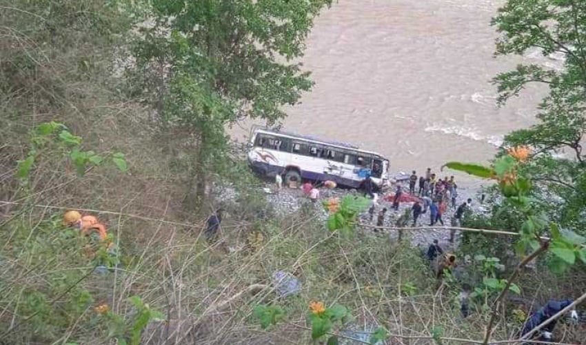 धनगढीबाट अछाम आउँदै गरेको बस सेती नदी किनारमा खस्यो