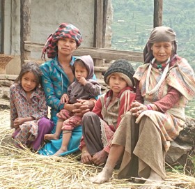 आर्थिक अभावका कारण बाजुराको वुढीनन्दा ४ का धामीको परीवार बिचल्लीमा 