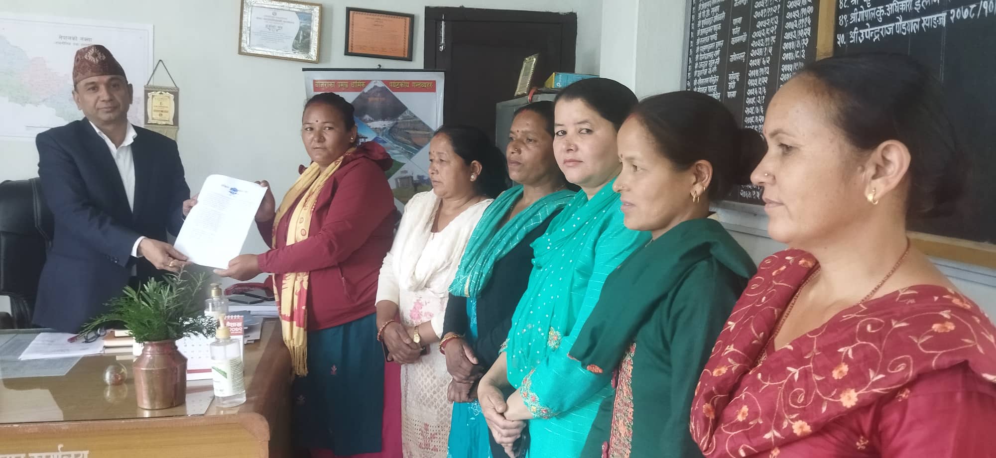 पेट्रोलियम पदार्थको मुल्य कम गर्न अनेम संघ बाजुराले बुझायो जिल्ला प्रशासनलाई ज्ञापन-पत्र