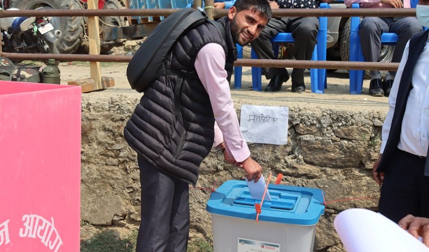 डडेलधुरामा गरियो नमुना मतदान