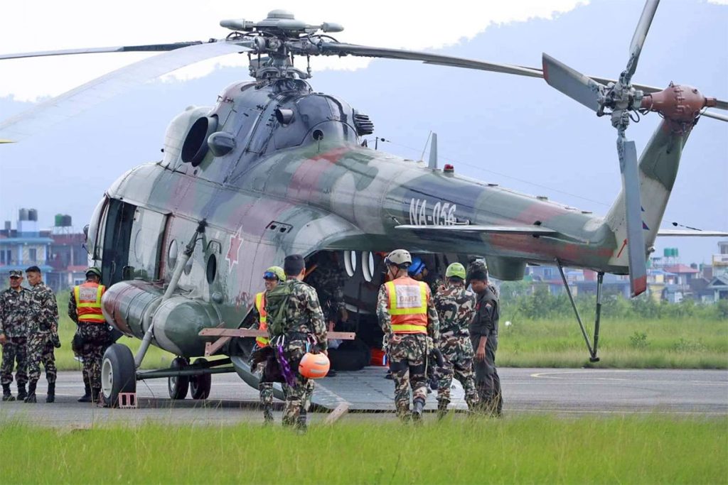 दुई हेलिकप्टर पोखरा र एउटा जोमसोम फर्कियो,आइतबारको खोज स्थगित