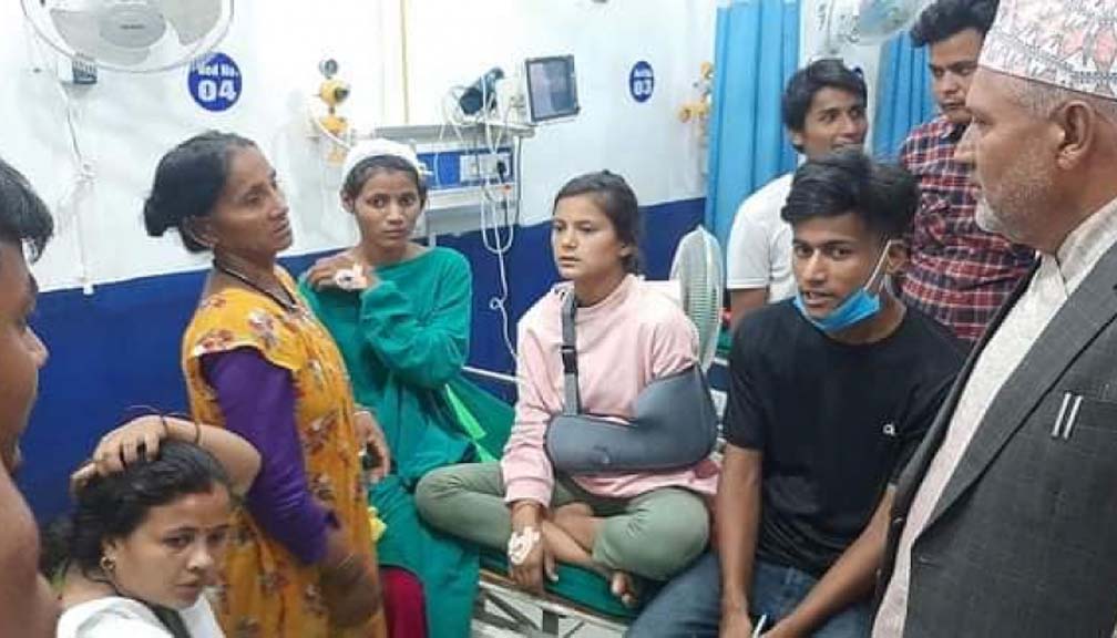 काँग्रेसको विजयी भोजमा जाँदै गरेको ट्र्याक्टर दुर्घटना, १७ जना घाइते