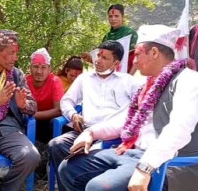 जनताको मनोभावना बटुल्दै घरदैलो अभियानमा मेयरका उम्मेदवार सिंह
