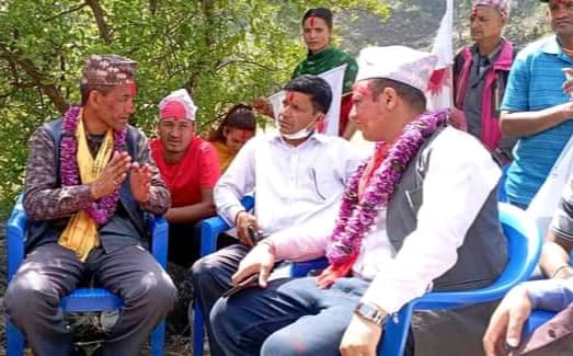 जनताको मनोभावना बटुल्दै घरदैलो अभियानमा मेयरका उम्मेदवार सिंह