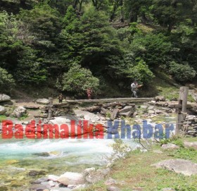 योजना दिने आश्वासन बाडेर भोट माग्दै