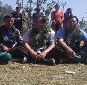 जनताका दु:ख पिडा बुझ्न घरदैलो अभियानमा नगर प्रमुख उम्मेदवार  खड्का  र उप प्रमुखका उम्मेदवार थापा