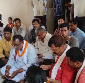 नमुना मतपत्रमा चिह्न नरहेको भन्दै उम्मेदवारले दिए निर्वाचन कार्यालयमा धर्ना