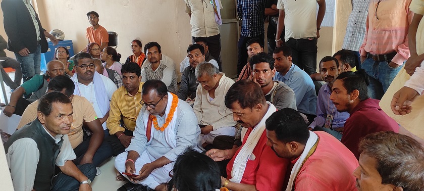 नमुना मतपत्रमा चिह्न नरहेको भन्दै उम्मेदवारले दिए निर्वाचन कार्यालयमा धर्ना