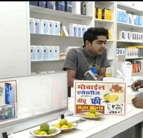 पसलेको अनौठो अफर, मोबाइल किन्दा कागती र पेट्रोल फ्री