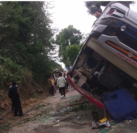 कैलालीको अत्तरियाबाट बाजुरा आउदै गरेको बस डोटीमा दुर्घटना