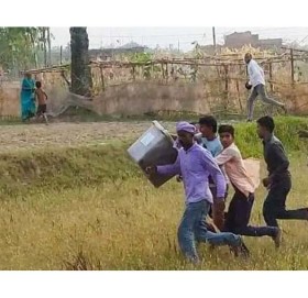 मतपेटिका लुटेरा पक्राउ