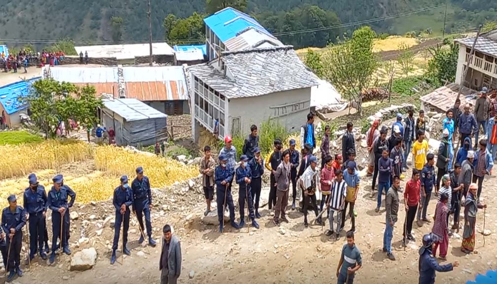 पाण्डुसेनमा जिव चालक माथि कुटपिट गर्ने समुहलाई रोक्न खोज्दा उल्टै प्रहरी माथि आक्रमण