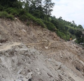 साँफे मार्तडी सडकको अम्कोटमा यो पटक पनि सडक बन्द हुने निश्चित