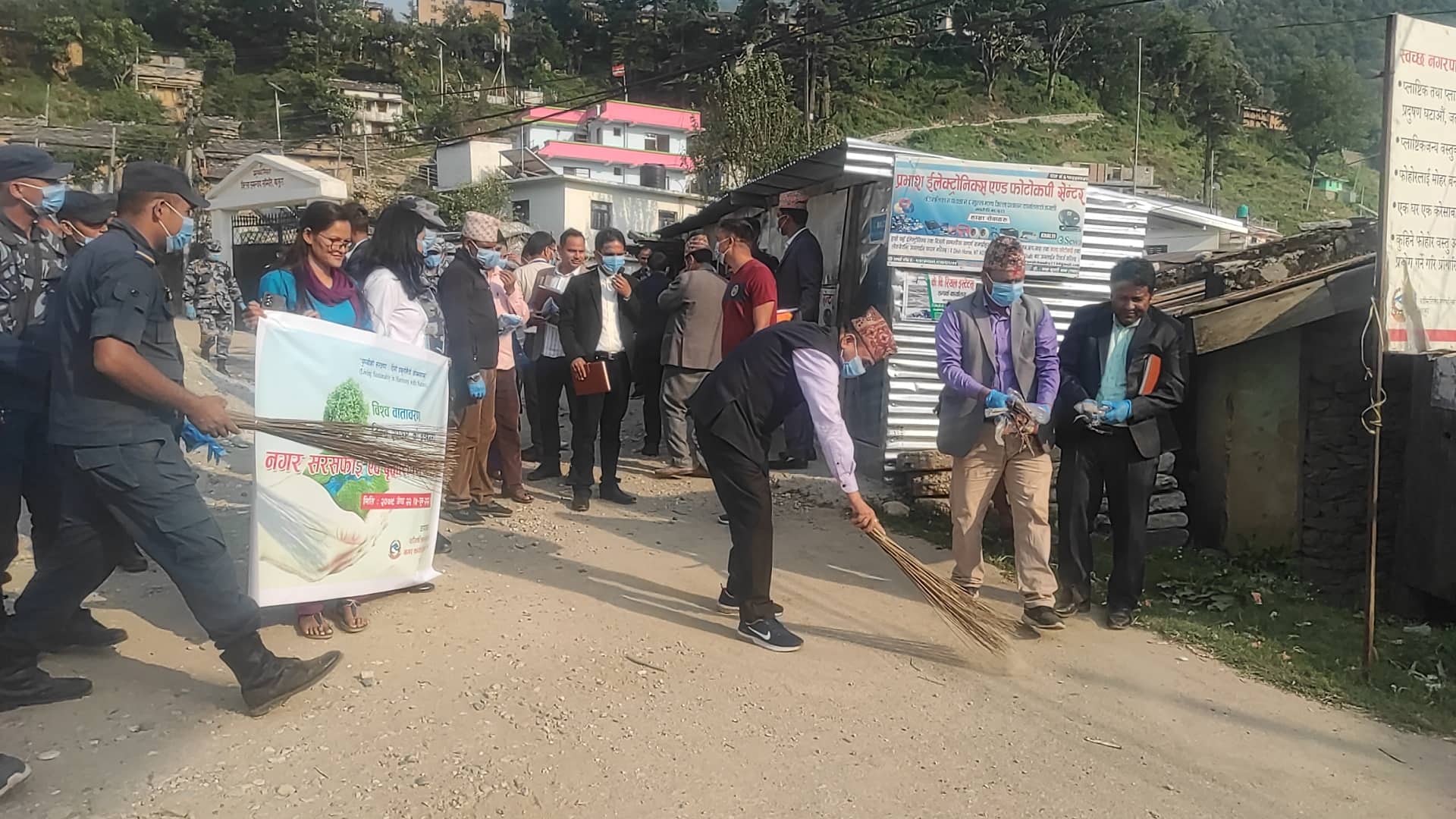 बडीमालिकाले गर्यो मार्तडी बजार सरसफाई कार्यक्रमको सुभारम्भ