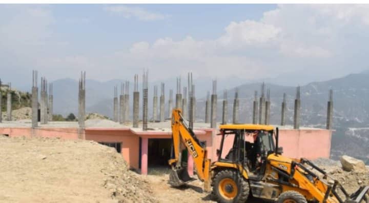 बझाङको बिध्यालय भवन निर्माणमा ढिलासुस्ती:डोजर कट्कट्याउदै दिन टार्ने