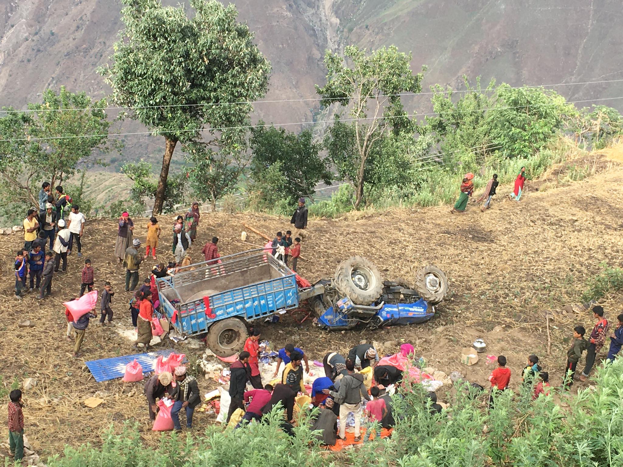 बाजुराकाे जगन्नाथमा ट्याक्टर दुर्घटनामा परी ३ जना घाईते, अबस्था गम्भीर