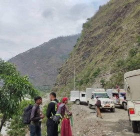 मनोमानी भाडा असुल्दै खप्तडछान्नाका जीप व्यवसायी,१२ किलोमिटरको यात्रामा ५ सय