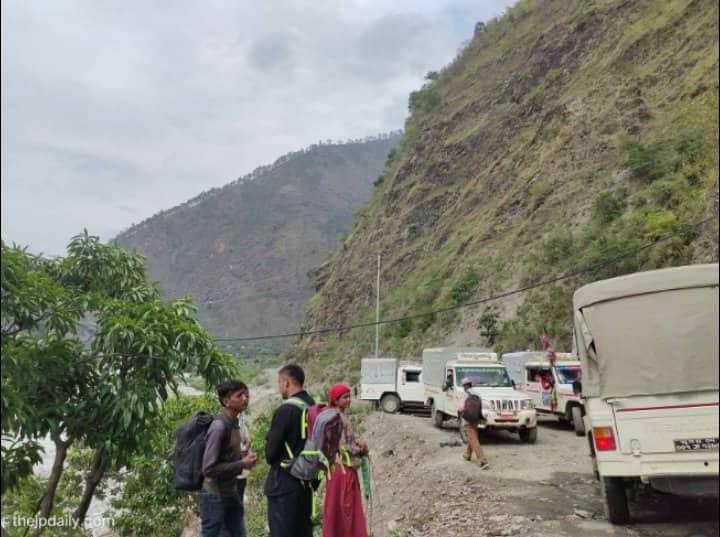 मनोमानी भाडा असुल्दै खप्तडछान्नाका जीप व्यवसायी,१२ किलोमिटरको यात्रामा ५ सय