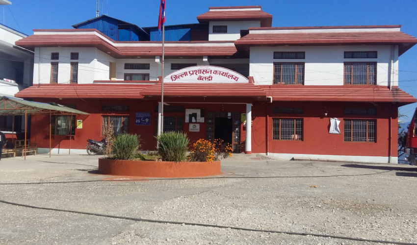जिल्ला प्रशासन कार्यालय बैतडीले राति पनि सेवा दिँदै