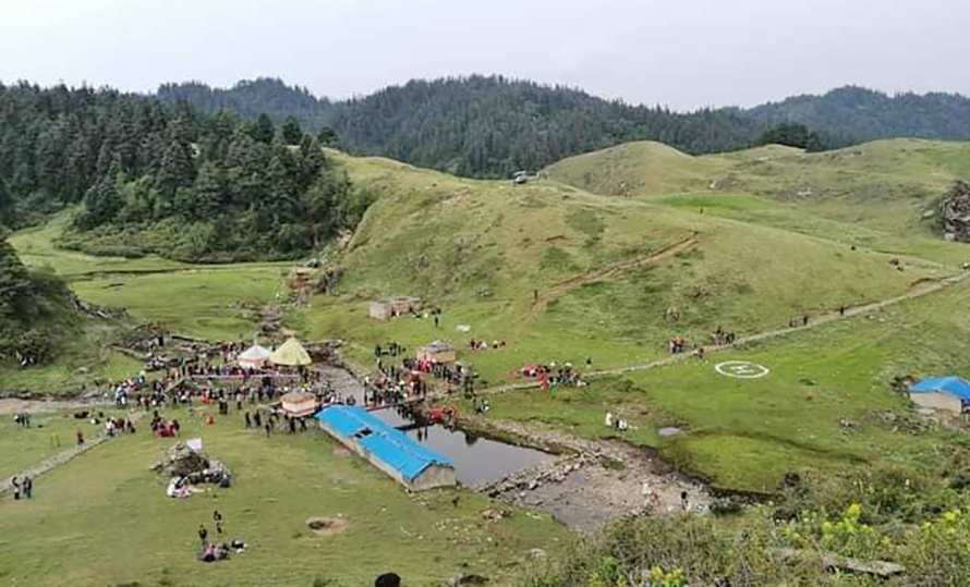 खप्तड भ्रमण गर्ने पर्यटक थपिँदै