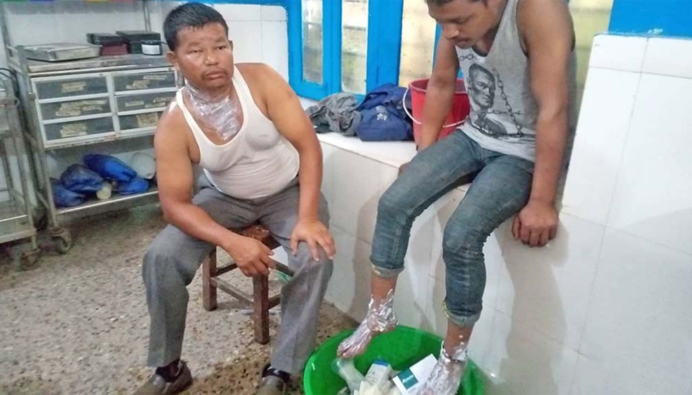 गुडिरहेको बसमा एसिड पोखिँदा ५ जना घाइते