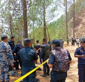 अछाममा किशोर मृत फेला प्रकरणः मध्यपहाडी लोकमार्ग बन्द, स्थानीय आन्दोलित