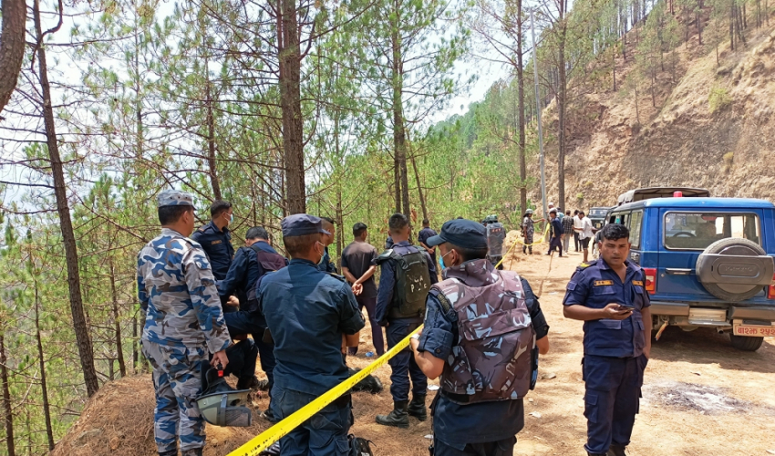 अछाममा किशोर मृत फेला प्रकरणः मध्यपहाडी लोकमार्ग बन्द, स्थानीय आन्दोलित
