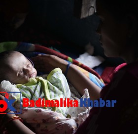अस्पताल बाजुरामा आर्थिक अभाब जिवनमरणको दोसाधमा १ महिनाको बच्चा