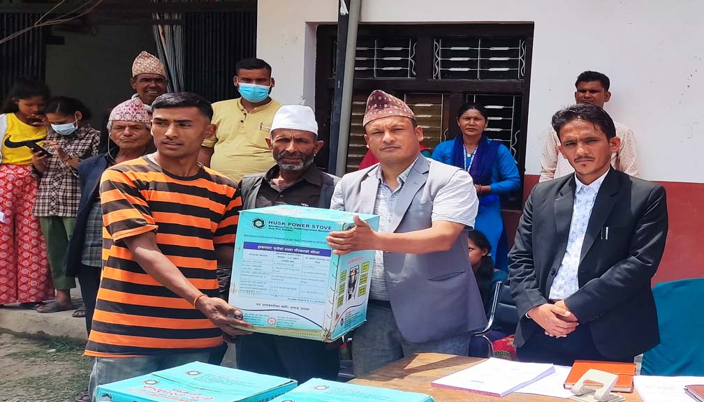 जलवायू, उर्जा तथा वातावरण कार्यक्रम अन्तरगत बडिमालिका नगरपालिकामा चुलो बितरण