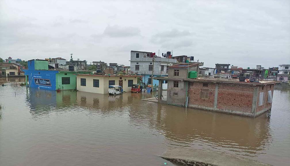 लगातारको वर्षापछि धनगढीकाे बजार क्षेत्र जलमग्न