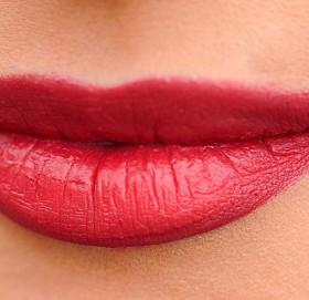 मानिसको ओठ किन रातो हुन्छ ?