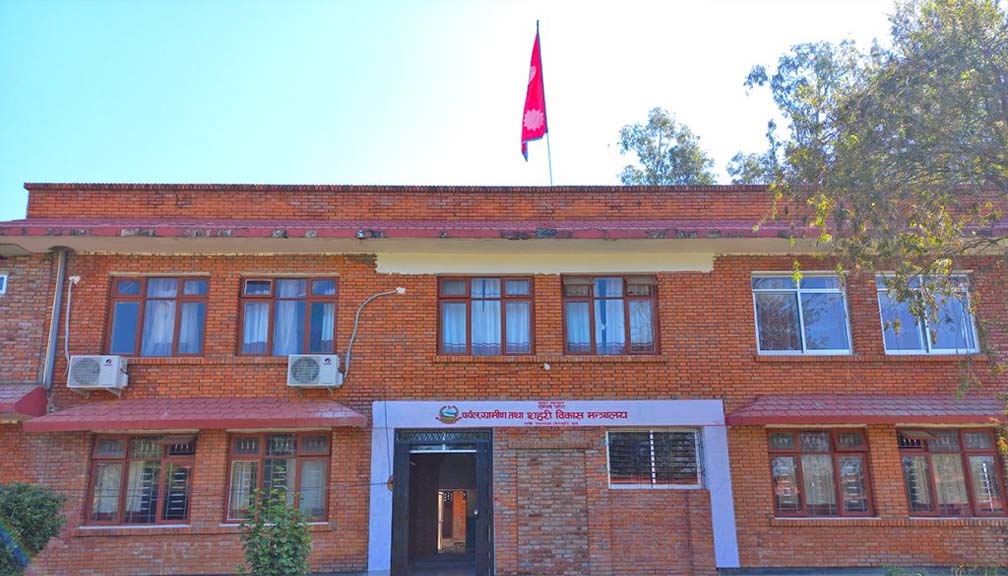 हतारमा मन्त्रालय दाङ सारियो, कामकाज भने बुटवलबाटै