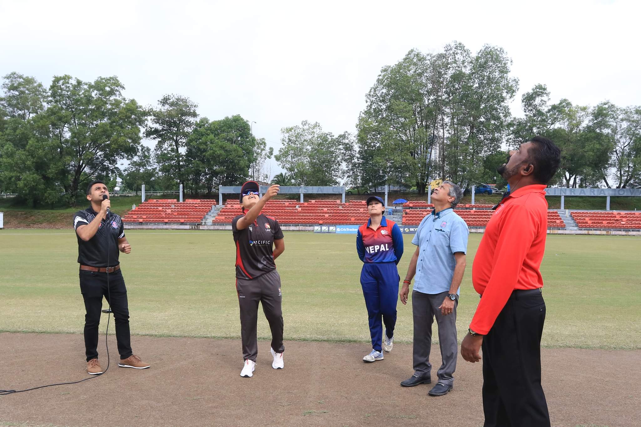 यूएईविरुद्ध नेपाल टस जितेर फिल्डिङ गर्दै