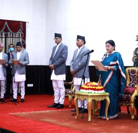नवनियुक्त मन्त्रीले लिए सपथ